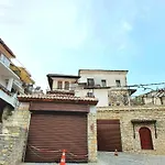 Xhulio Castle Walk Gasthuis Berat