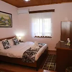 Xhulio Castle Walk Affittacamere 3*