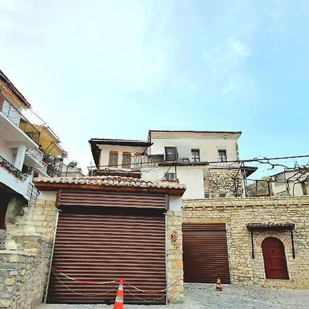 Xhulio Castle Walk Guesthouse Affittacamere Berat