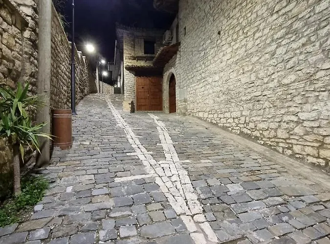 Xhulio Castle Walk Guesthouse Gasthuis 3*