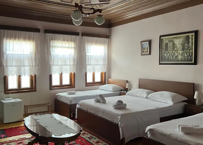 Xhulio Castle Walk Guesthouse 招待所 3*