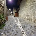 Xhulio Castle Walk ゲストハウス 3*