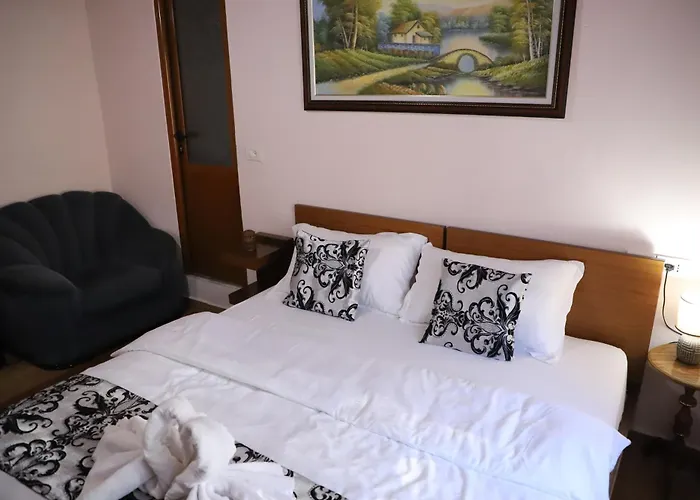 Xhulio Castle Walk 3* Berat